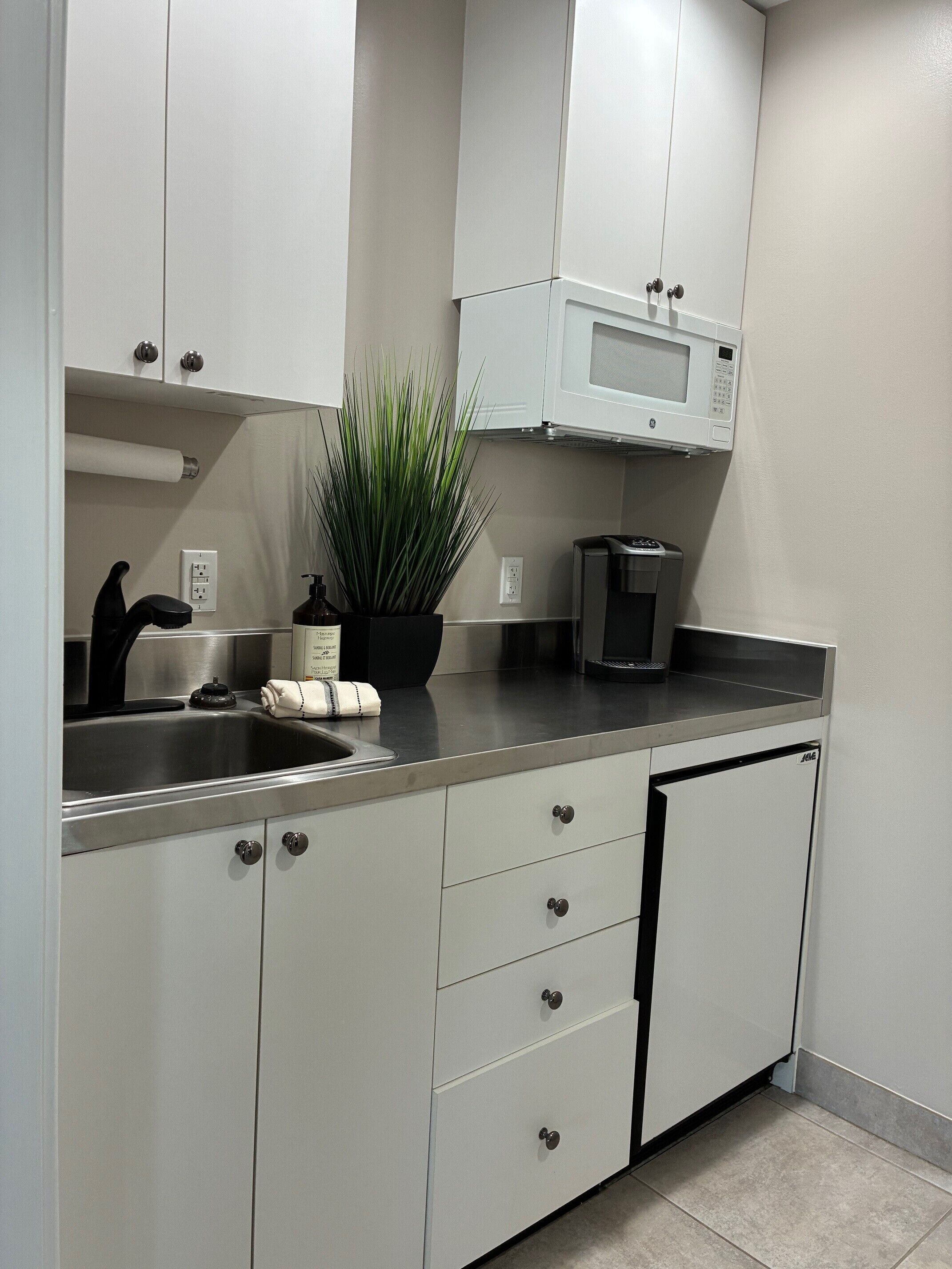 Geladeira, micro-ondas, cooktop, cafeteira/chaleira