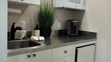 Een koelkast, een microgolfoven, een kookplaat