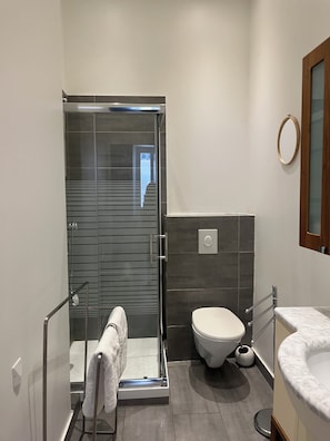 Douche, sèche-cheveux, serviettes fournies, savon