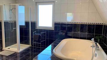 Sèche-cheveux, serviettes fournies, savon, papier toilette