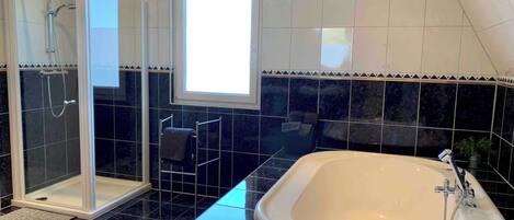 Secadora de cabello, toallas, jabón, papel de baño