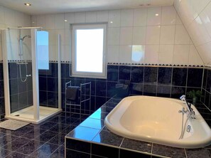 Hårføner, håndklær, såpe og toalettpapir