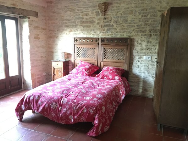 4 bedrooms, iron/ironing board, travel cot, free WiFi