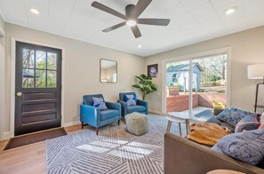 Smart TV, chimenea y monitor de computadora 