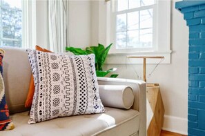 Smart TV, chimenea y monitor de computadora 