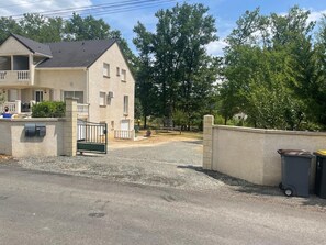 Exterior - 3-room garden-level apartment (Varetz)
