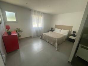 2 chambres, fer et planche à repasser, Wi-Fi, draps fournis