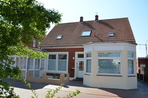 Exterior - Vacation apartment approx. 100sqm, 2 bedrooms. Living room, shower/WC, ground floor and 1OG, Borkum center (Borkum)