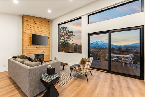 Beautiful Views W/Hot Tub 3bs 2bth Near Aspen
