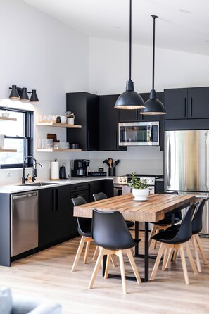 Kühlschrank, Mikrowelle, Ofen, Herdplatte