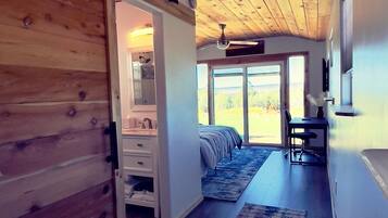 1 soverom, skrivebord, skrivebord for bærbar PC og wi-fi (inkludert)