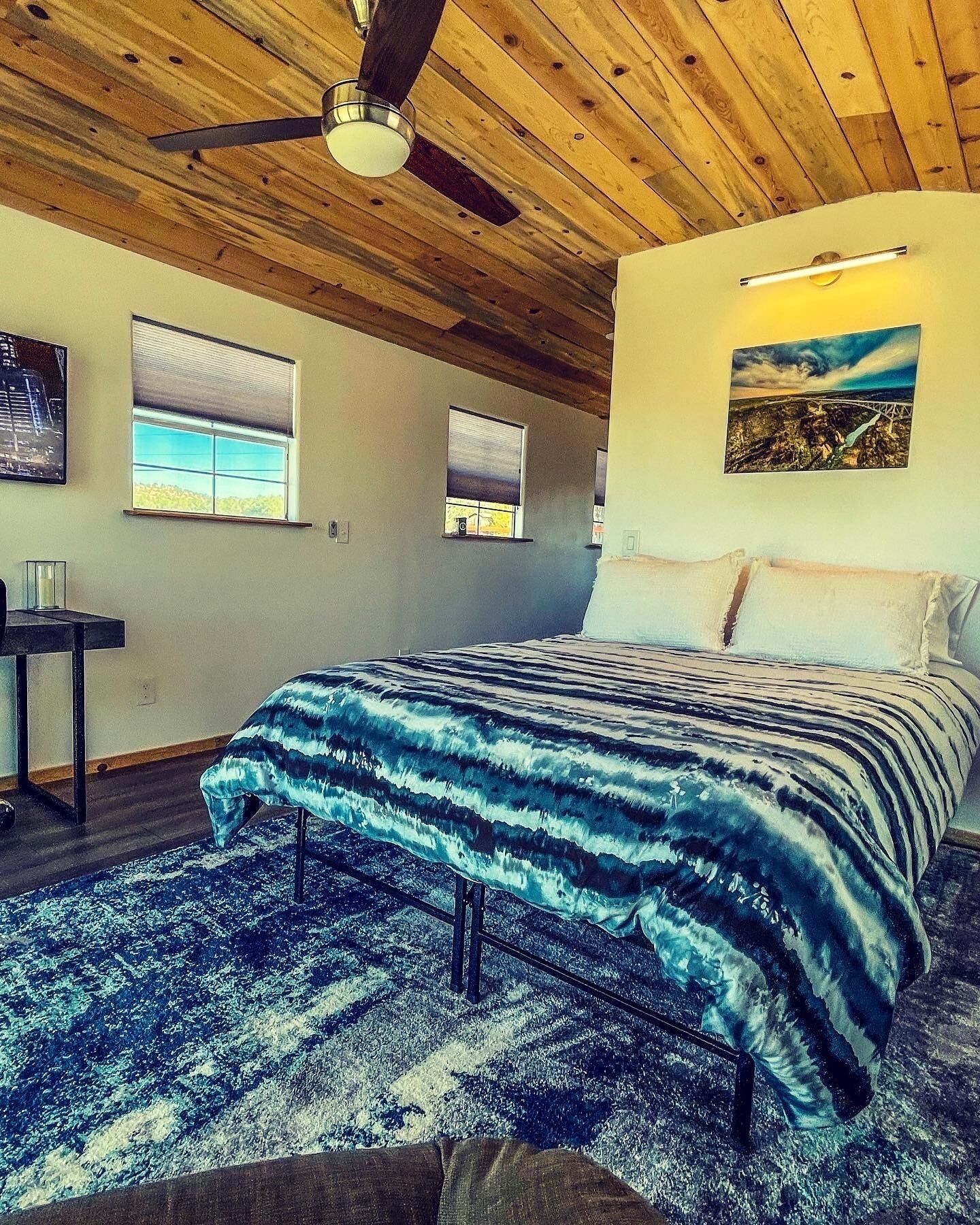 1 soverom, skrivebord, skrivebord for bærbar PC og wi-fi (inkludert)