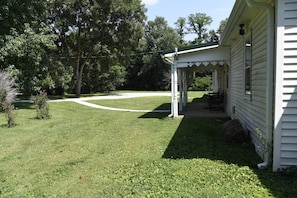 Property grounds - The White House in Bagdad! On the Bourbon Trail and 40 minutes from Valhalla. (Bagdad)
