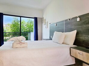 Comfort Room | Meja, ruang kerja komputer riba, Wi-fi percuma, cadar katil 