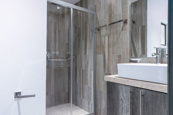 Quarto standard | Banheiro | Chuveiro, chuveiro com efeito de chuva