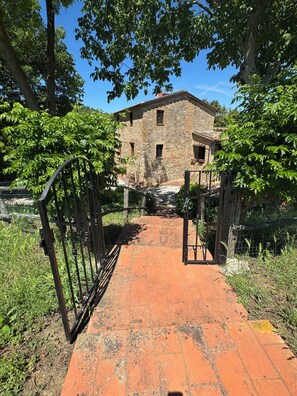 Property grounds - Stone Villa with Rooftop Pool near Montalcino in Val d'Orcia UNESCO (Montalcino)