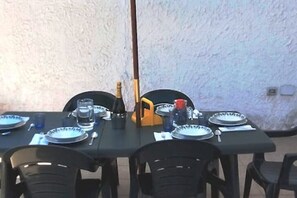 Outdoor dining - 3 Bedroom Villa in san foca (san foca)