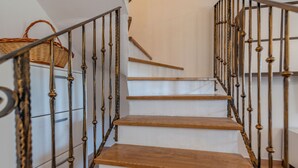 A staircase with wooden steps and metal railings. - Rückzugsort am Meer mit Pool, nur Wenige Minuten vom Strand Entfernt (Trget)