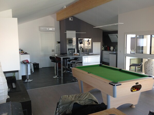 Game room - Jolie Maison Contemporaine Avec Piscine et Spa (LE BOUSCAT)