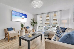 TV, books, offices - Luxury Beach Vacation (Hallandale Beach)