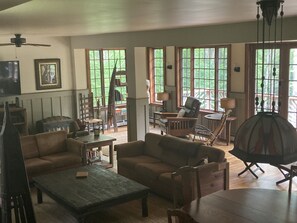 Smart-tv, dvd-afspiller, bøger