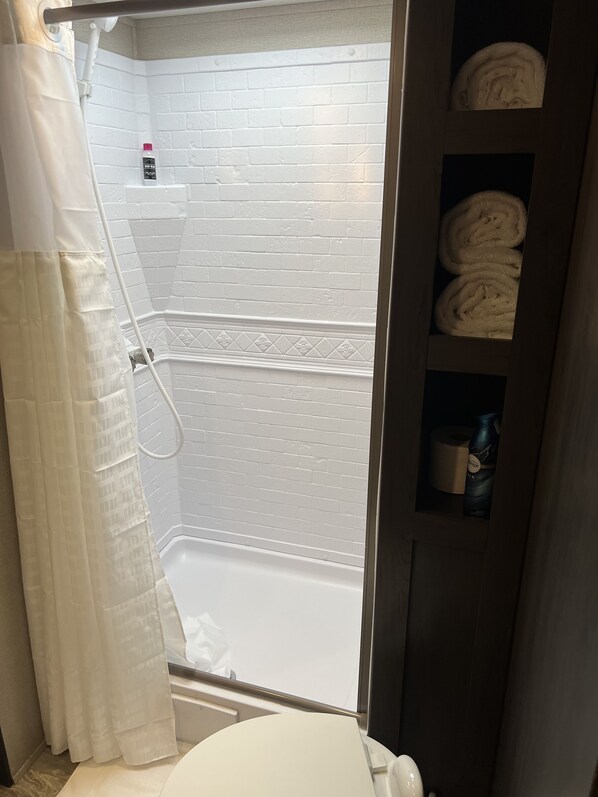 Dusch, hårtork, handdukar och tvål