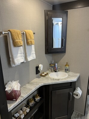 Een douche, een haardroger, handdoeken, zeep