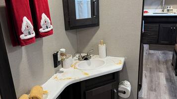 Regadera, secadora de cabello, toallas, jabón