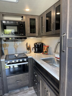 Kühlschrank, Mikrowelle, Wasserkocher mit Kaffee-/Teezubehör, Toaster