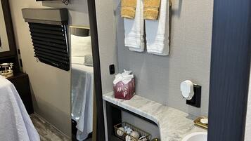 1 slaapkamer, een strijkplank/strijkijzer, gratis wifi, beddengoed