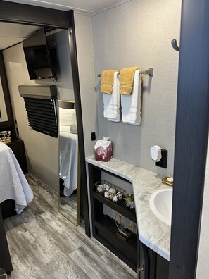 1 slaapkamer, een strijkplank/strijkijzer, gratis wifi, beddengoed