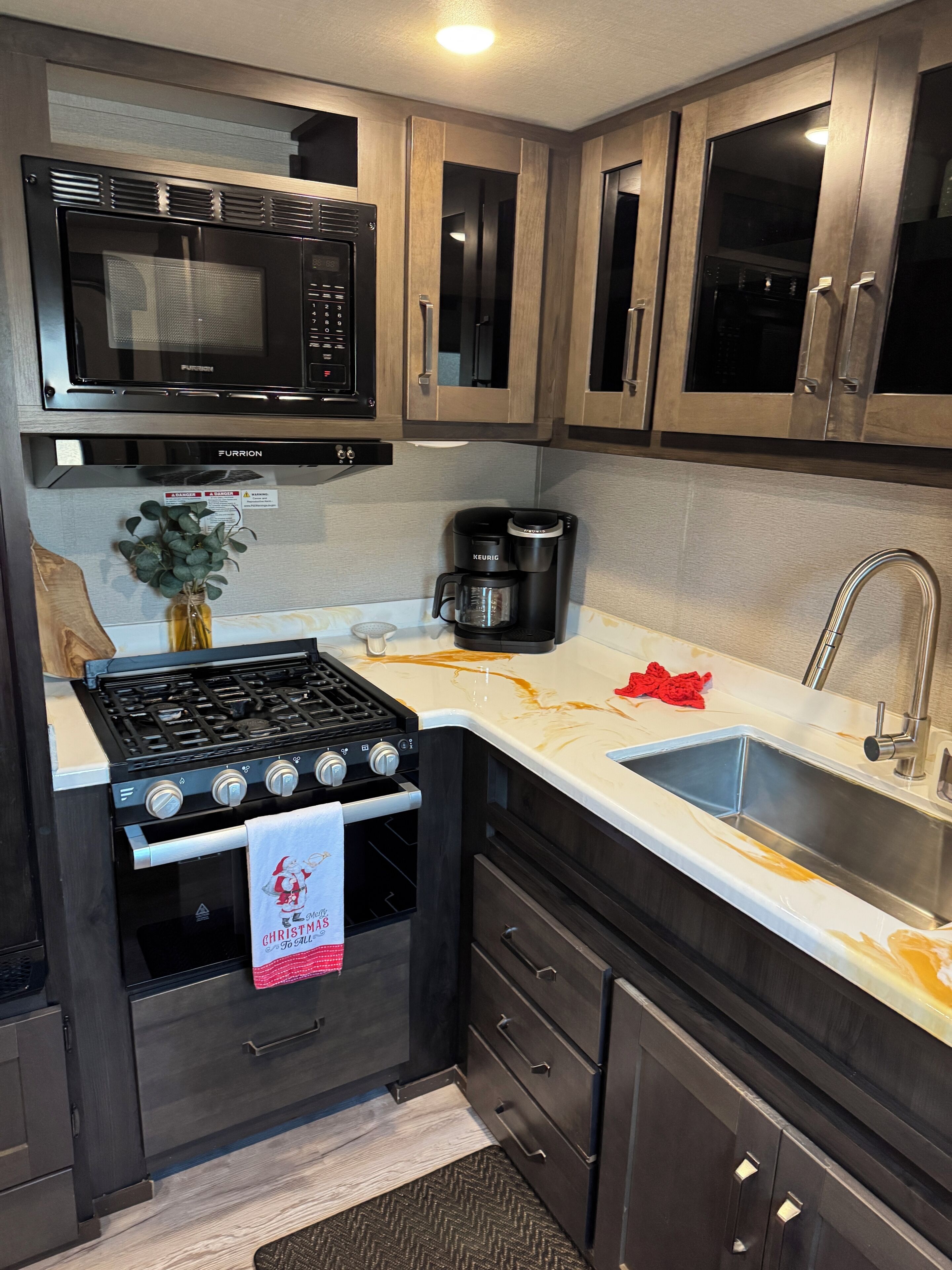 Frigorífico, microondas, cafetera o tetera y tostadora