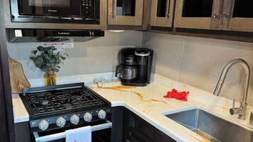 Refrigerador, microondas, cafetera y tetera y tostadora