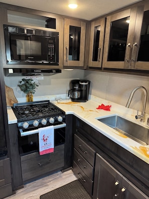 Kylskåp, mikrovågsugn, kaffe- och tebryggare och brödrost