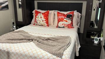 1 habitación, tabla de planchar con plancha, wifi gratis y ropa de cama