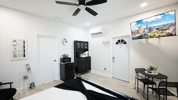 1 quarto, escrivaninha, ferros/tábuas de passar roupa, Wi-Fi de cortesia