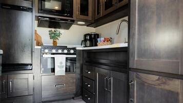 Refrigerador, microondas, cafetera y tetera y utensilios de cocina