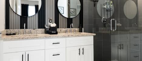 Douche, sèche-cheveux, serviettes fournies, savon