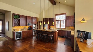 Fridge, microwave, oven, stovetop - Low Tax Luxe Mountain Getaway by Aspen for Outdoor fun with Friends & Family! (Carbondale)