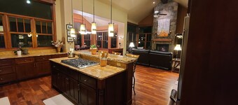 Low Tax Luxe Mountain Getaway by Aspen for Outdoor fun with Friends & Family!