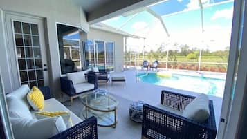 Una piscina al aire libre, una piscina climatizada