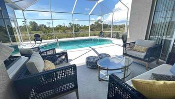 Alberca al aire libre y alberca climatizada