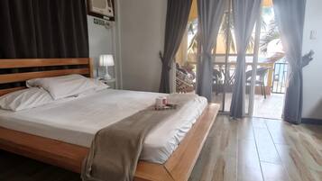 1 soveværelse, pengeskab på værelset, skrivebord, strygejern/strygebræt