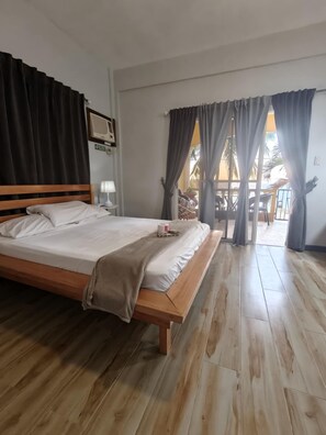 1 quarto, cofres nos quartos, escrivaninha
