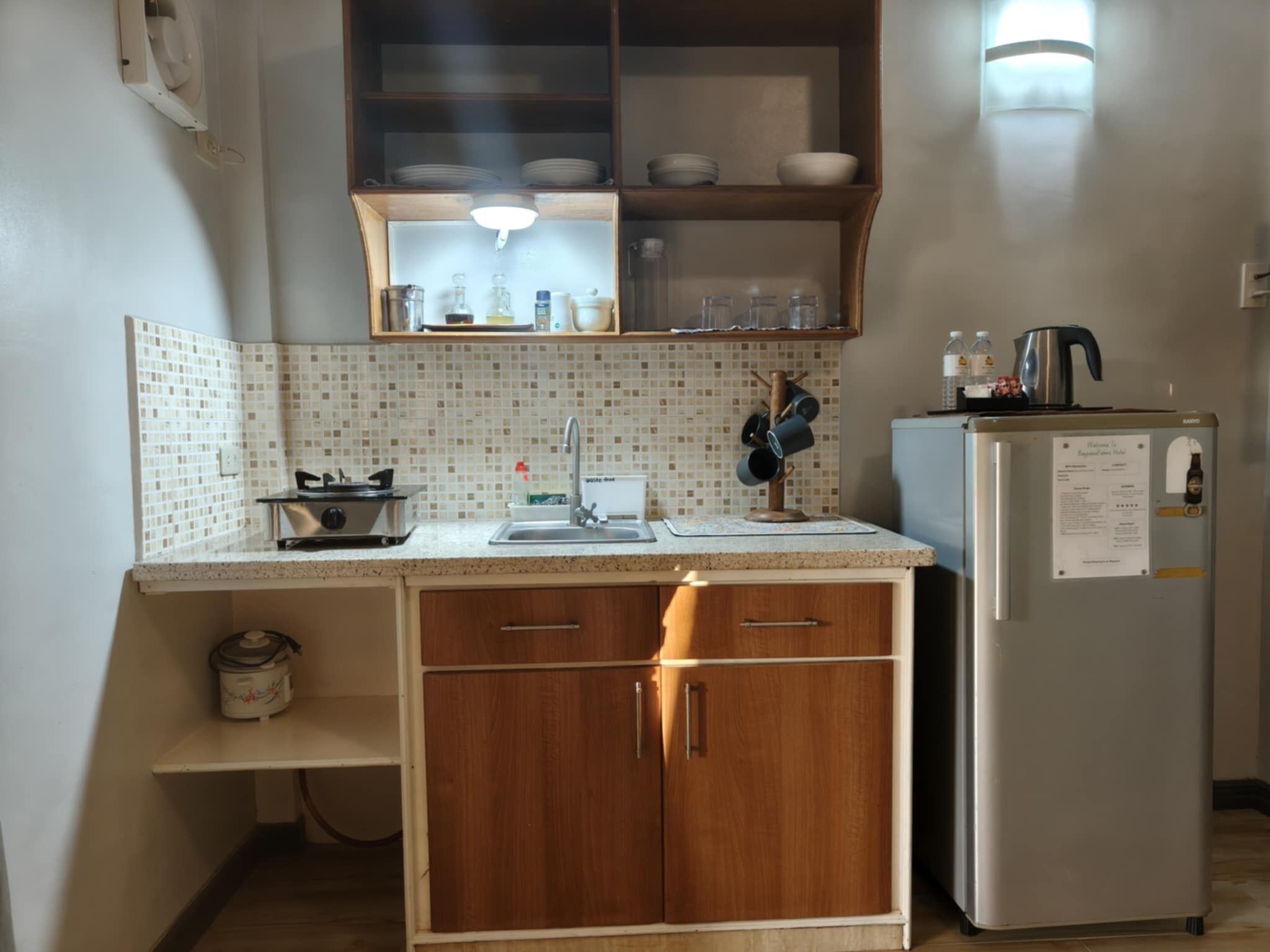 Kühlschrank, Herdplatte, Wasserkocher, Toaster