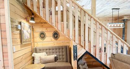 NEW! Private Hilltop Hocking Hills Cabin, Sleeps 14, Hot tub, Firepit