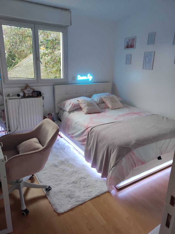 5 bedrooms, iron/ironing board, WiFi, bed sheets