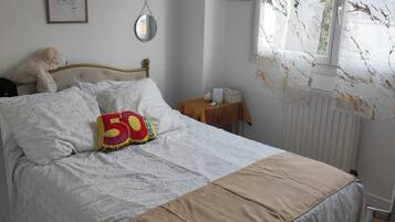 5 bedrooms, iron/ironing board, WiFi, bed sheets