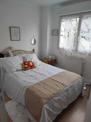 5 bedrooms, iron/ironing board, WiFi, bed sheets