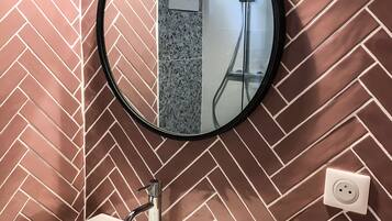 Douche, sèche-cheveux, serviettes fournies, savon